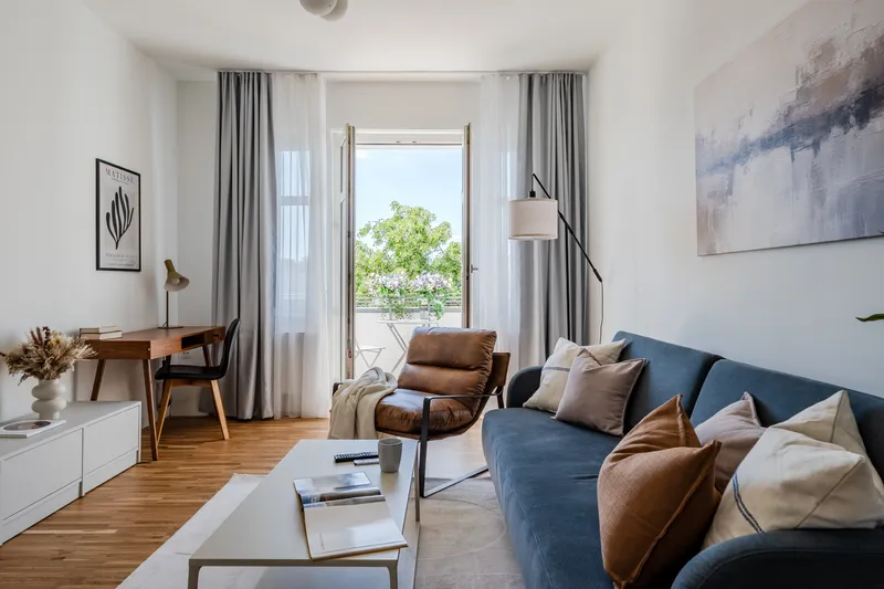 Helle, möblierte 2-Zi.-Wohnung mit Balkon in Neukölln — photo 1